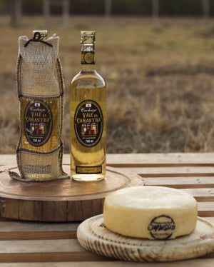 KIT VALE DA CANASTRA - 2 QUEIJO CANASTRA 700 CADA E 1 CACHAÇA ARTESANAL 670ML