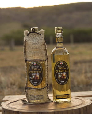 KIT VALE DA CANASTRA - 2 QUEIJO CANASTRA 700 CADA E 1 CACHAÇA ARTESANAL 670ML
