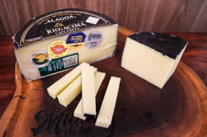 QUEIJO PARMESÃO CAPA PRETA ALAGOA PREMIADO OURO - MEIA PEÇA 500G