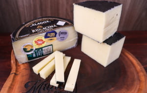 QUEIJO PARMESÃO CAPA PRETA ALAGOA PREMIADO OURO - MEIA PEÇA 500G